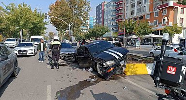 Batman'da kontrolden çıkan otomobil orta refüje çıktı