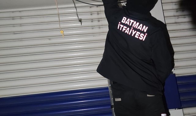 Batman'da kuaför dükkanında mahsur kalan 3 kişiyi itfaiye kurtardı