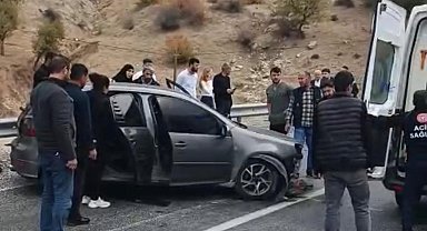 Batman'da trafik kazası: Sürücü bariyerlere çarpan araçta sıkıştı