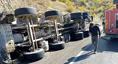 Batman'da virajı alamayan asfalt yüklü kamyon devrildi