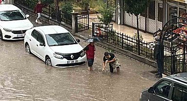 Batman'da yağış cadde ve sokakları göle çevirdi, vatandaş rögarları kendi imkanlarıyla açtı
