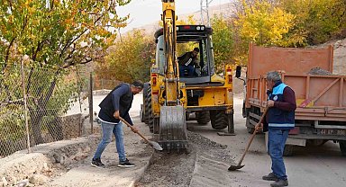 Battalgazi Belediyesi Çamurlu Mahallesi'nde asfalt yama çalışması yaptı