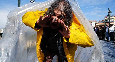 Bayburt'ta alışılmışın dışında bir performans: Naylona sarılıp Çoruh'un serin suyuyla arındı