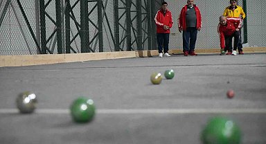 Bayburt'ta düzenlenen bocce maçında huzurevi sakinleri hünerlerini sergiledi