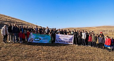 Bayburt'ta öğrenciler ve öğretmenler 300 fidanı toprakla buluşturdu