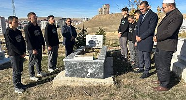 Bayburt'ta vefat eden öğretmenler mezarları başında dualarla anıldı