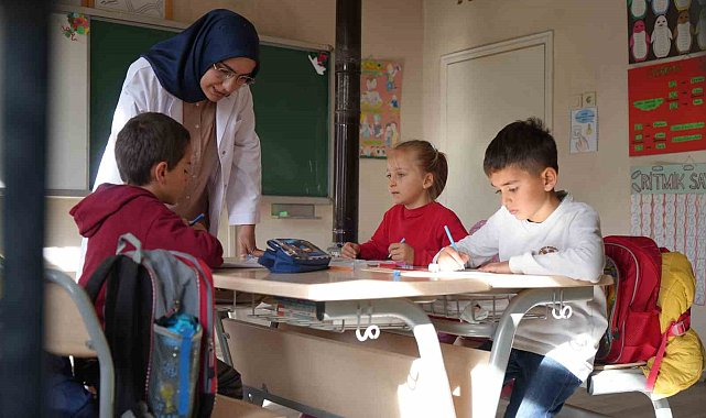 Bayburt'un dağ köyünün hem öğretmeni hem gelini: Zahide öğretmen 3 öğrencisine ışık oluyor
