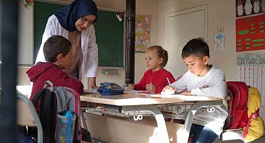 Bayburt'un dağ köyünün hem öğretmeni hem gelini: Zahide öğretmen 3 öğrencisine ışık oluyor