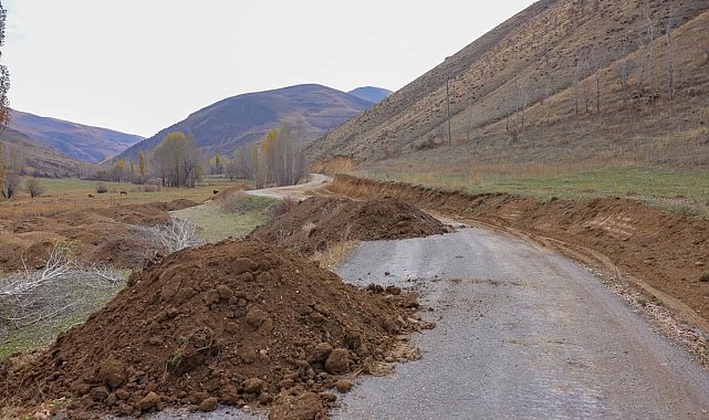 Bayburt'un köy yollarında genişletme çalışmaları devam ediyor