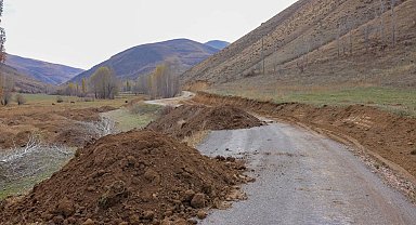 Bayburt'un köy yollarında genişletme çalışmaları devam ediyor