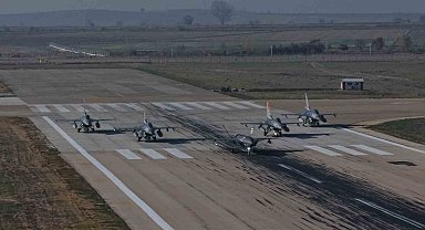 Bayraktar KIZILELMA "hava-hava" füzesiyle hedefi vurdu