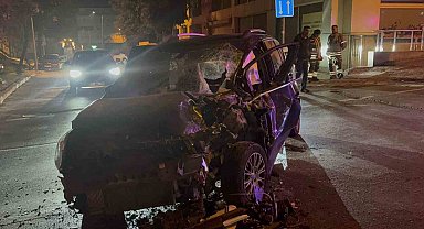 Bayrampaşa'da otobüs ile otomobil kafa kafaya çarptı: 3 yaralı