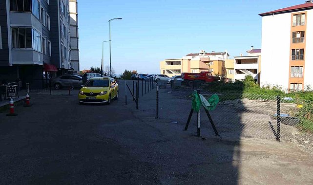 Belediye kamulaştırma bedelini ödemeyince, sahipleri yolu çit çekip kapattı