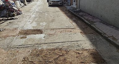 Belediyenin onarmadığı çukurları vatandaş düzeltmeye çalıştı