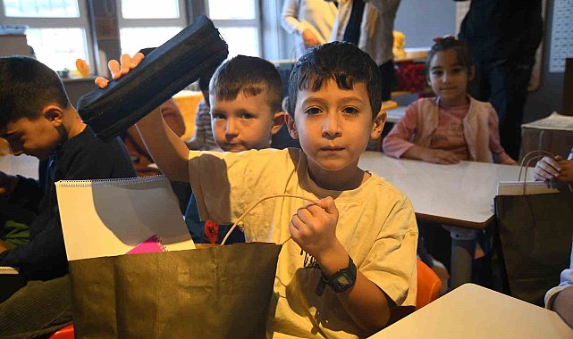 Beşiktaşlılar derneğinden deprem bölgesindeki çocuklara hediye