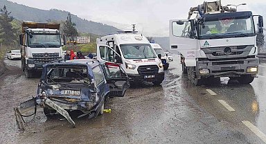 Beton mikseri otomobille çarpıştı: 1'i çocuk 5 kişi yaralandı
