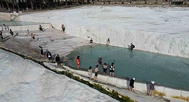 Beyaz cennet Pamukkale, Asya ülkelerinden gelen turistlerin yoğun ilgisini çekiyor