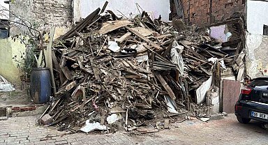 Beyoğlu'nda kısmi çökme yaşanan ahşap bina tamamen yıkıldı