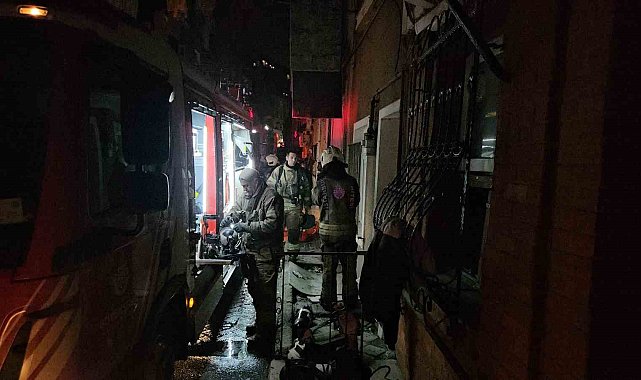Beyoğlu'nda korkutan yangın: 4 kişi binada mahsur kaldı