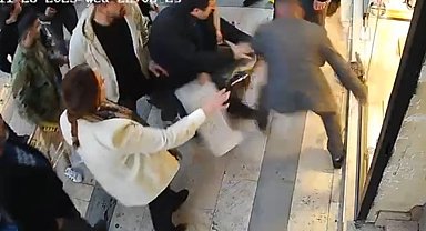 Bıçaklı saldırıya uğrayan kadını, esnaflar meyve kasalarıyla kurtardı