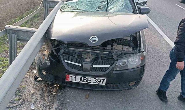 Bilecik'te kontrolden çıkan otomobil bariyerlere çarptı: 1 yaralı
