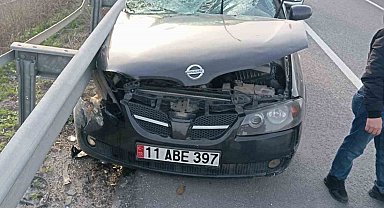 Bilecik'te kontrolden çıkan otomobil bariyerlere çarptı: 1 yaralı