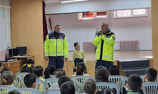 Bilecik'te öğrencilere trafik ve emniyet kemeri eğitimi verildi