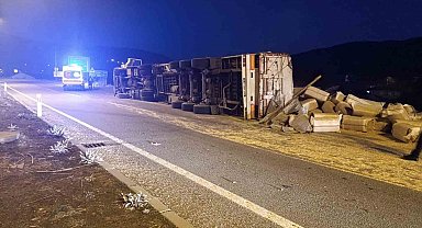 Bingöl'de saman yüklü kamyon devrildi