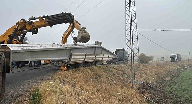 Bingöl'de virajı alamayan tır yan yattı
