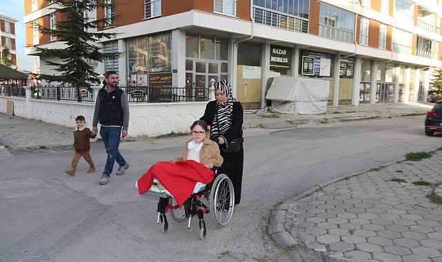 Bir bacağı kısa olan kızını her gün okula kucağında taşıyan anneden 'asansör' talebi
