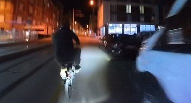 Bisiklete çarpmamak için hamle yapan motosikletli kendini yerde buldu