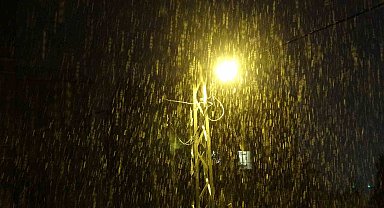 Bitlis'te mevsimin ilk karı yağdı