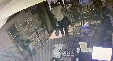 Böcek ailesinin kapının kilitli olmasından dolayı otelden çıkamadığı anlar kameraya yansıdı