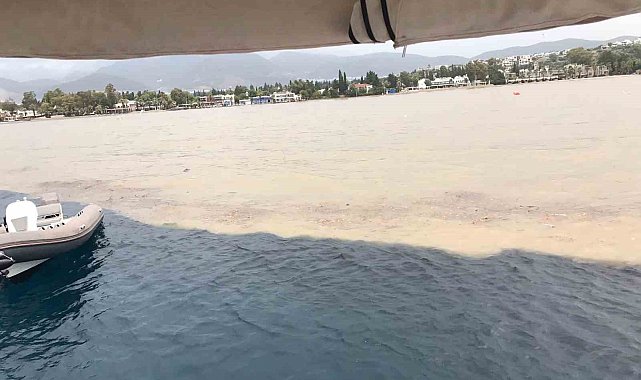 Bodrum'da sağanak sonrası deniz çamura döndü, ikiye ayrılan renk görenleri şaşırttı