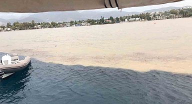 Bodrum'da sağanak sonrası deniz çamura döndü, ikiye ayrılan renk görenleri şaşırttı