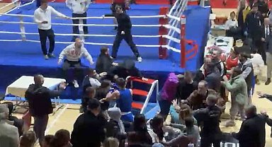 Boks turnuvasında kavga ring dışına taştı, yumruklar havada uçuştu