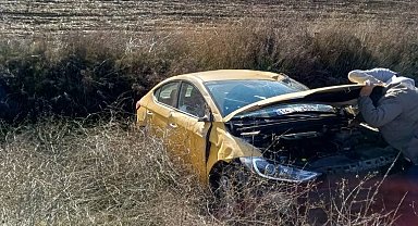 Bolu'da ticari taksi tarlaya uçtu