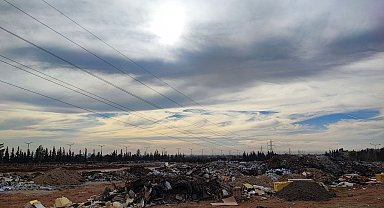 Boş arazi çöplüğe çevrildi: Atık yakılarak hem çevre hem hava kirleniyor