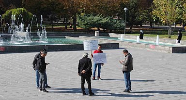Boşanmak isteyen şahıstan tek kişilik eylem