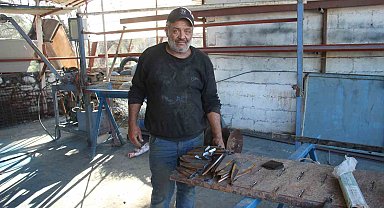 Bozulan tarım aletlerini tamir ederek, yeniden kullanıma sunuyor