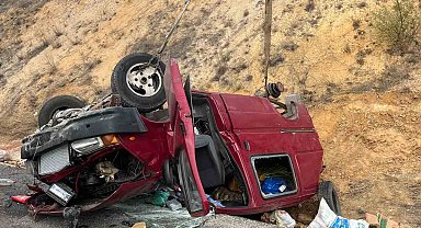 Bozüyük'te kontrolden çıkan kamyonet ters döndü; 2 kişi yaralandı