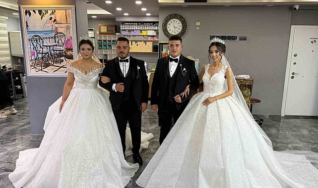 Bu düğünde her şey 'aynı': Aynı yaştaki kardeşler, aynı yaştaki gelinlerle, aynı anda dünya evine girdi