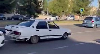 Bu kadarına da pes: Yolda kalan Fiat Tofaş'ı, başka bir aracın kaputuna çıkıp ayakları ile ittirdiler