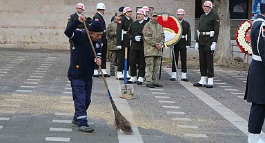 Buğdaylar ayak altında kalmasın diye zamanla yarışıp tören alanını temizledi: "Buğday nimettir, ekmektir"
