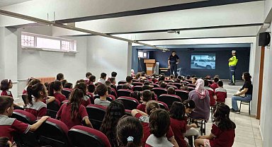 Buharkent'te Jandarma, minik öğrencilere görevlerini anlattı