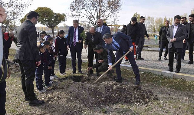 Bulanık'ta 3 bin fidan toprakla buluştu