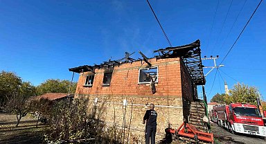 Burdur'da 2 katlı evde yangın paniği