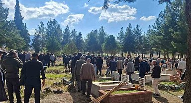 Burdur'da çıkan yangında hayatını kaybeden yaşlı çift toprağa verildi