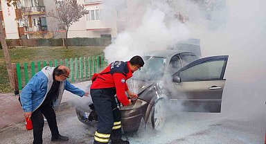 Burdur'da seyir halindeki otomobil yandı