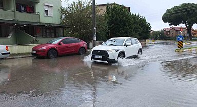Burhaniye'de sağanak yağış sokakları göle çevirdi